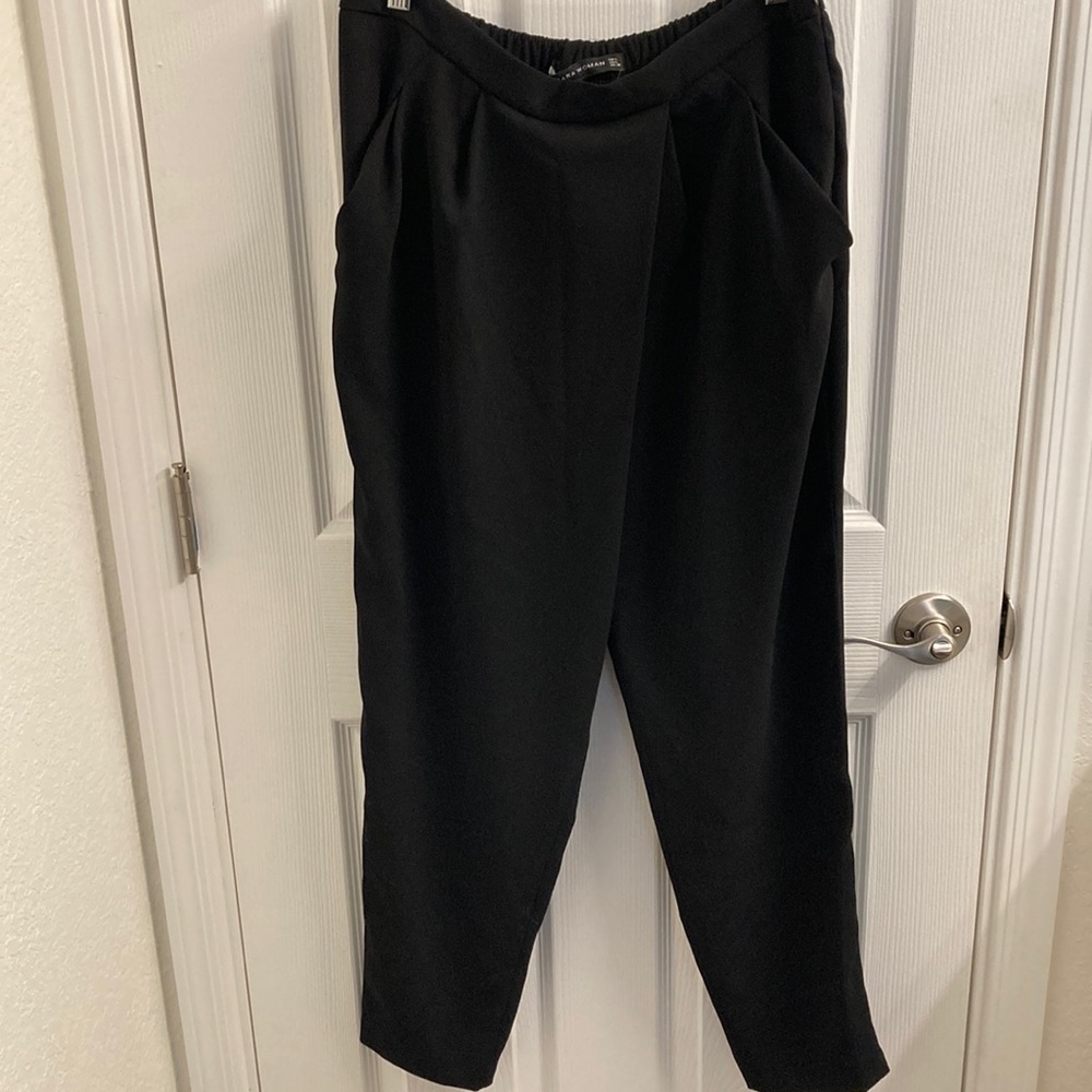 NWT Women ZARA Black Crop Pants Unique Design Spain Size L - HOT!